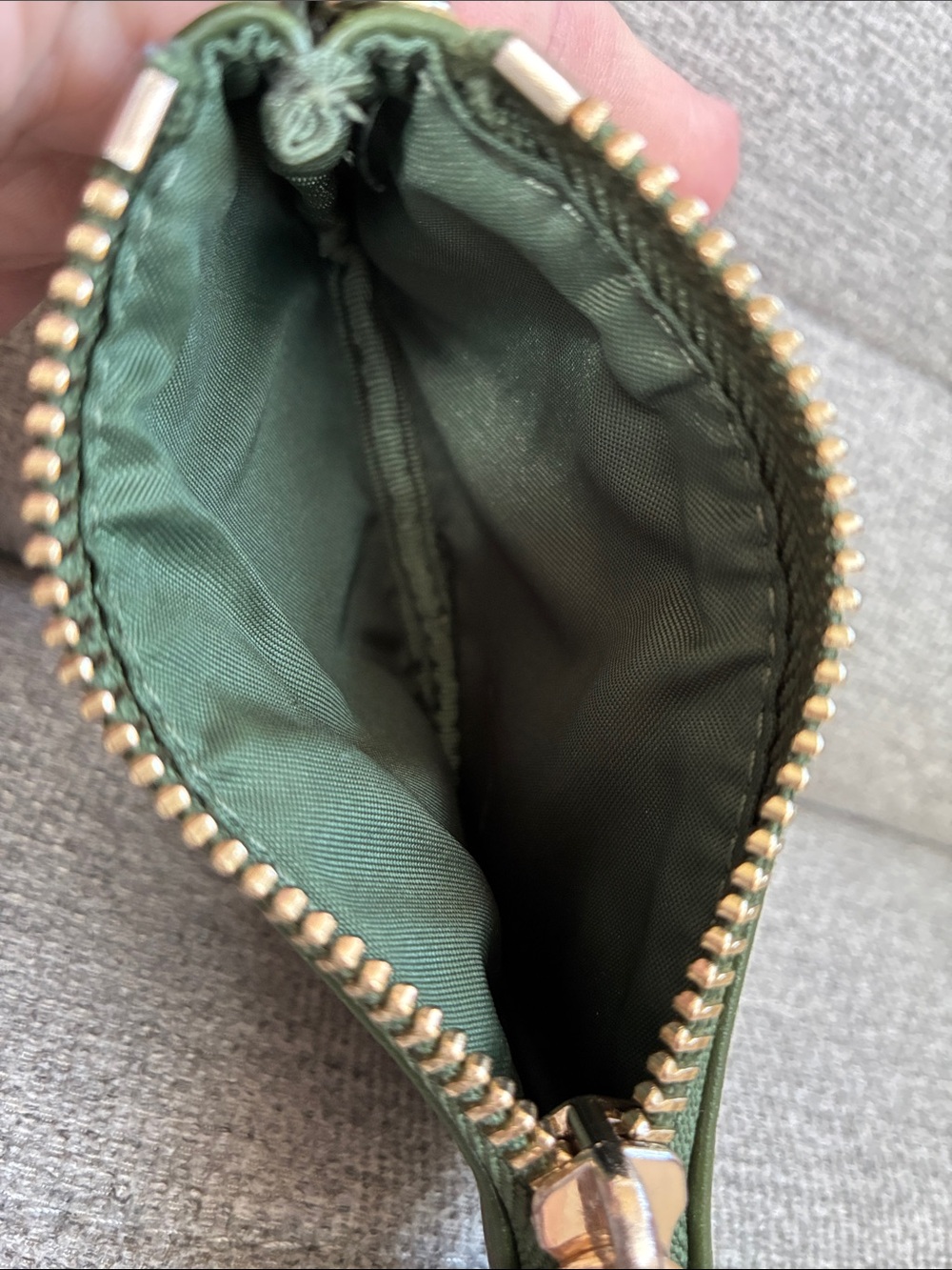 Lululemon's "Barracks Green/Gold" pouch bag - Picture 5 of 12